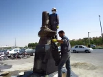 نصب مجسمه امیرکبیر در ورودی دانشکده امیرکبیر اراک 2