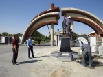 نصب مجسمه امیرکبیر در ورودی دانشکده امیرکبیر اراک 4