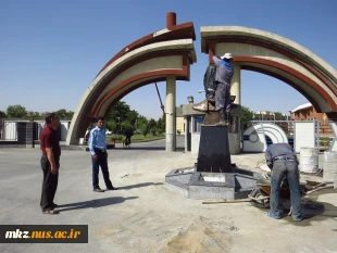 نصب مجسمه امیرکبیر در ورودی دانشکده امیرکبیر اراک 4