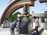 نصب مجسمه امیرکبیر در ورودی دانشکده امیرکبیر اراک 5