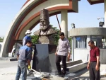 نصب مجسمه امیرکبیر در ورودی دانشکده امیرکبیر اراک 6
